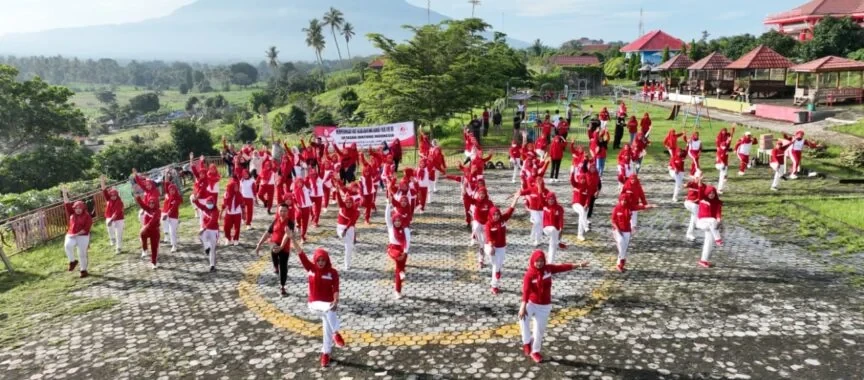 Sekretaris Daerah (Sekda) Kabupaten Lampung Selatan, Thamrin, berserta jajaran Aparatur Sipil Negara (ASN) melaksanakan senam kesegaran jasmani bersama di Gedung Olahraga Way Handak (GWH), Kalianda, Jumat (19/04/2024)